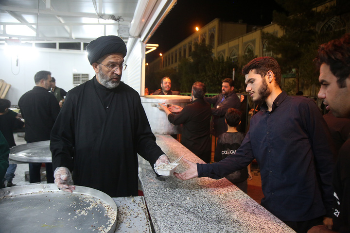 بازدید معاون فرهنگی و مدیرعالی حرم حضرت معصومه (س) از خدمت‌رسانی مواکب به زائران
