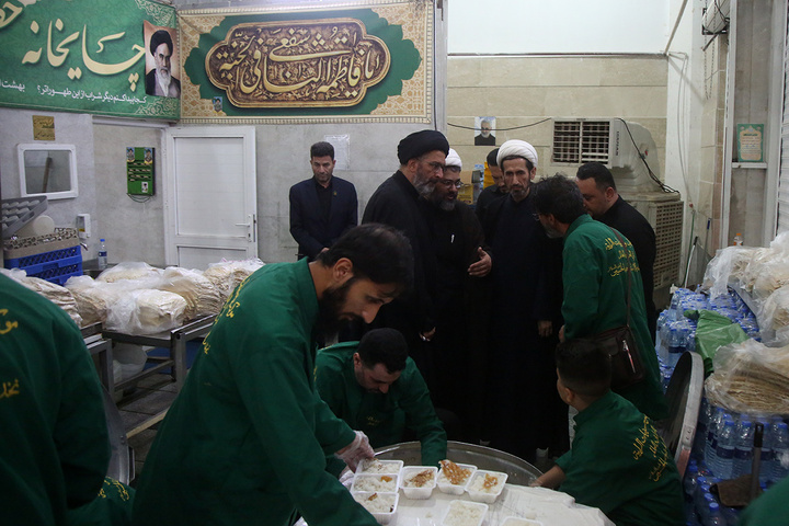 بازدید معاون فرهنگی و مدیرعالی حرم حضرت معصومه (س) از خدمت‌رسانی مواکب به زائران