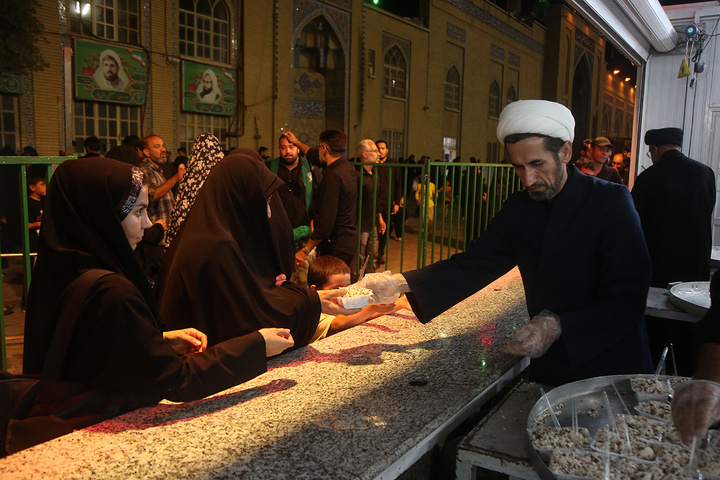بازدید معاون فرهنگی و مدیرعالی حرم حضرت معصومه (س) از خدمت‌رسانی مواکب به زائران
