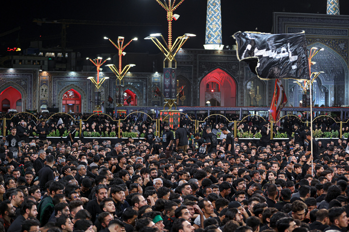 مراسم چهارپایه خوانی در حرم مطهر رضوی شب شهادت امام رضا علیه‌السلام
