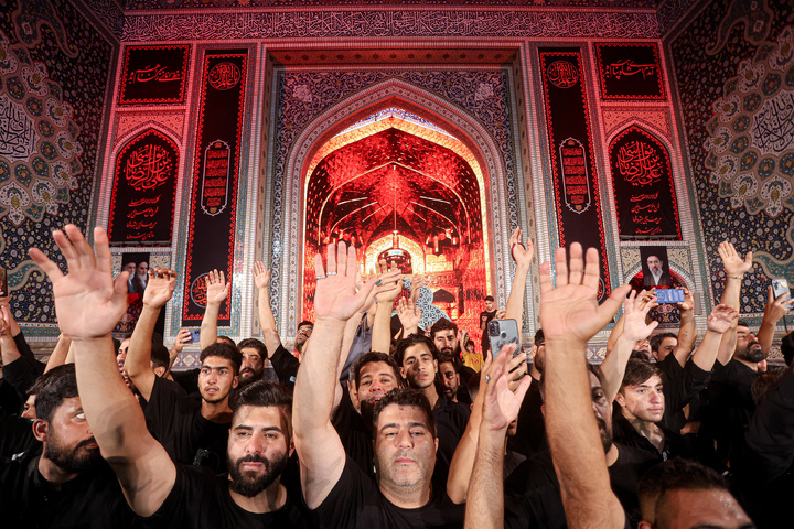 مراسم چهارپایه خوانی در حرم مطهر رضوی شب شهادت امام رضا علیه‌السلام