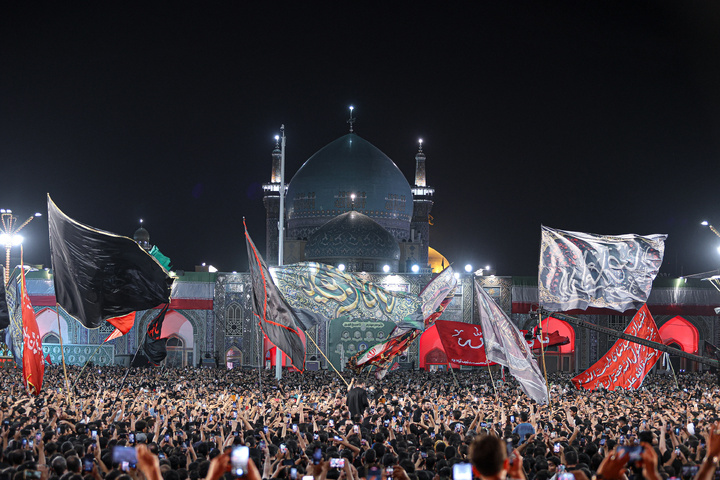 مراسم چهارپایه خوانی در حرم مطهر رضوی شب شهادت امام رضا علیه‌السلام