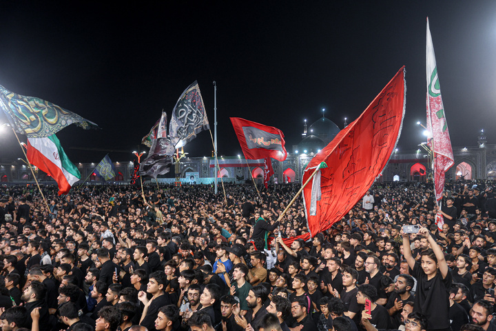 مراسم چهارپایه خوانی در حرم مطهر رضوی شب شهادت امام رضا علیه‌السلام