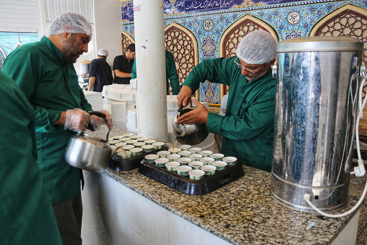 توزیع صبحانه درمیان زائران عزادار امام هشتم در حرم بانوی کرامت