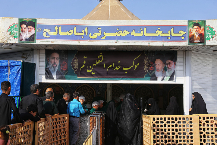 توزیع صبحانه درمیان زائران عزادار امام هشتم در حرم بانوی کرامت
