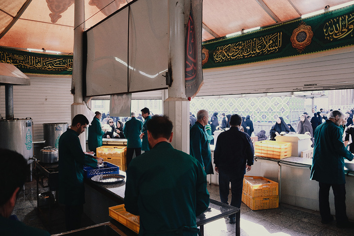 توزیع صبحانه درمیان زائران عزادار امام هشتم در حرم بانوی کرامت
