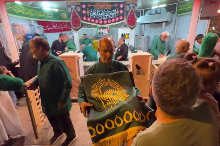 پذیرایی چایخانه‌های حضرتی از زائران در شام شهادت امام رضا(ع)