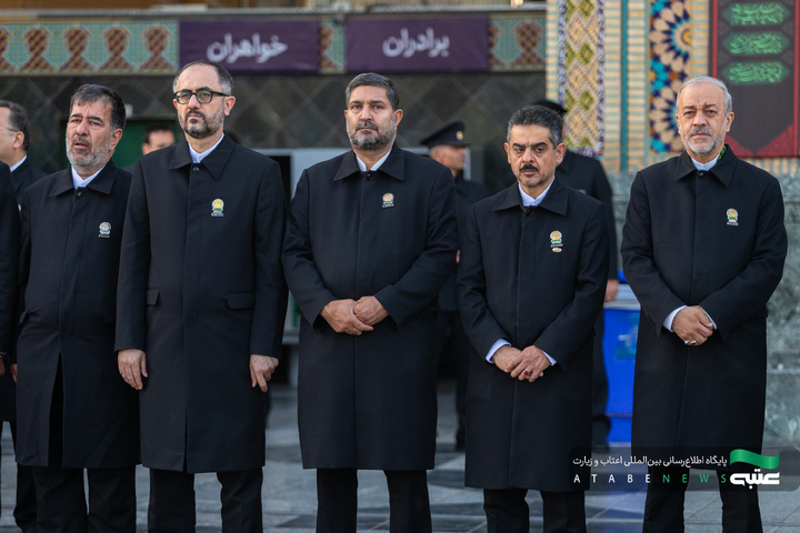 آیین تعویض پرچم گنبد و پوش ضریح مطهر رضوی