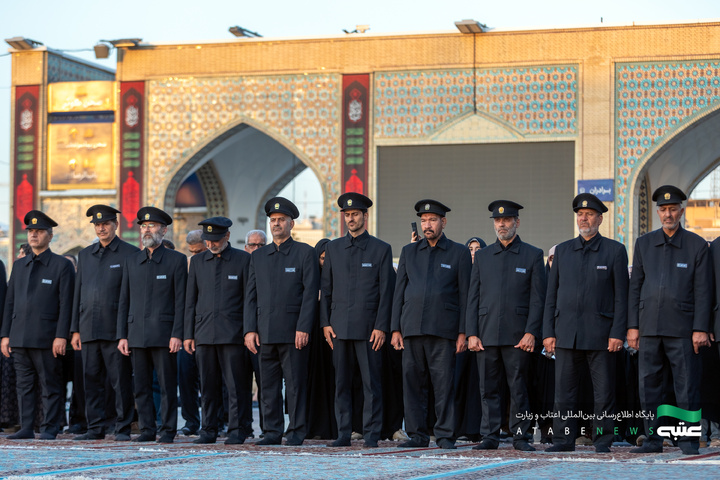 آیین تعویض پرچم گنبد و پوش ضریح مطهر رضوی