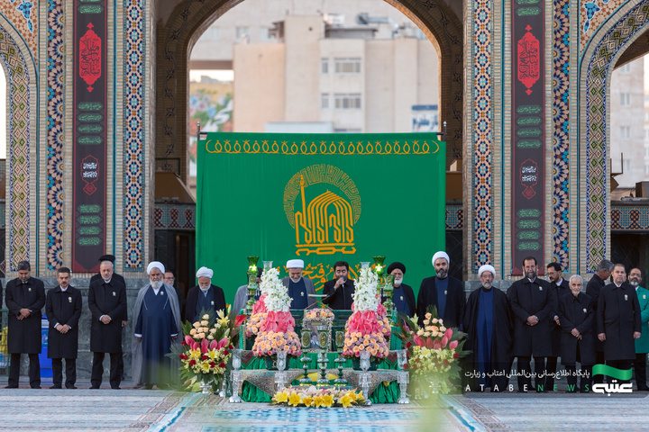 آیین تعویض پرچم گنبد و پوش ضریح مطهر رضوی