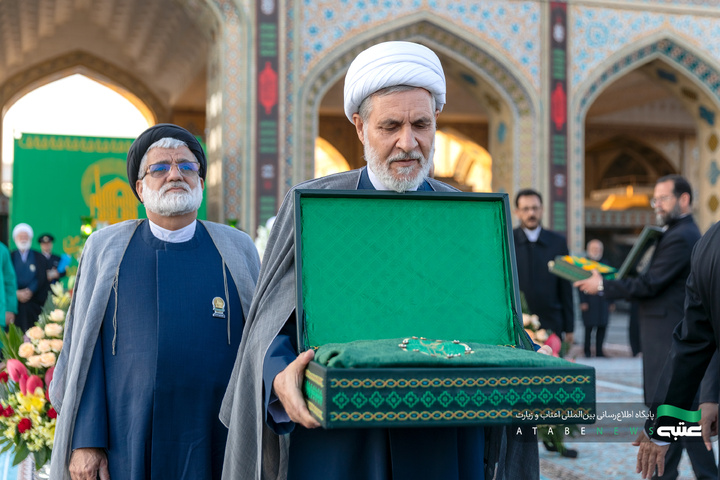 آیین تعویض پرچم گنبد و پوش ضریح مطهر رضوی
