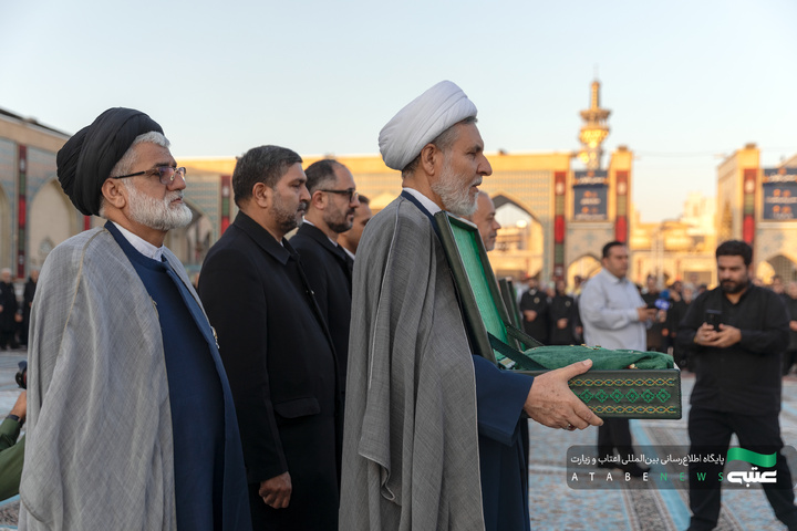 آیین تعویض پرچم گنبد و پوش ضریح مطهر رضوی
