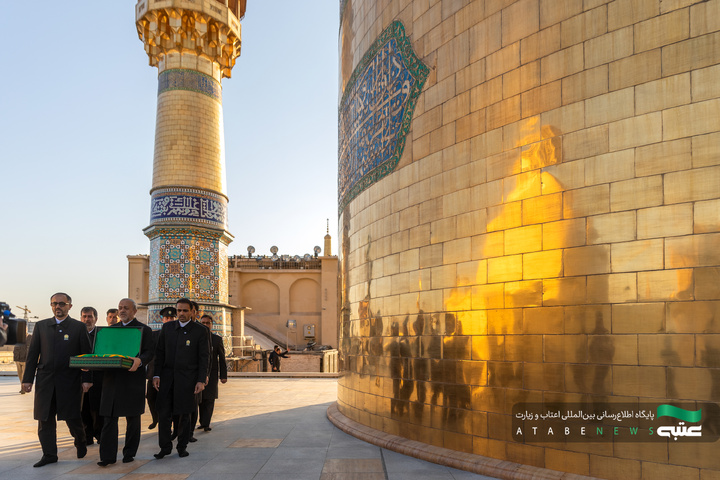 آیین تعویض پرچم گنبد و پوش ضریح مطهر رضوی