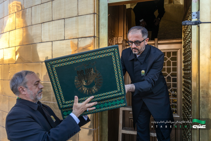 آیین تعویض پرچم گنبد و پوش ضریح مطهر رضوی