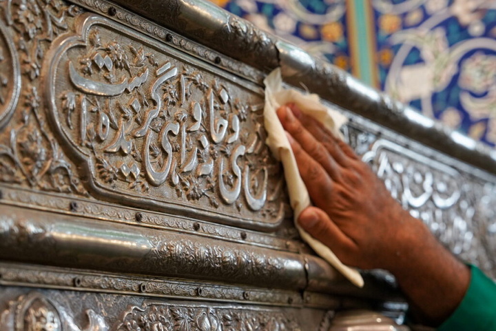 ضریح و روضه منوره حرم بانوی کرامت غبارروبی شد
