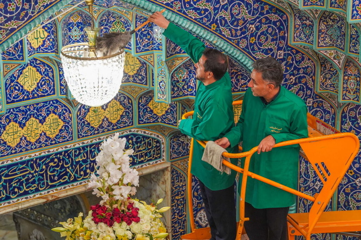 ضریح و روضه منوره حرم بانوی کرامت غبارروبی شد