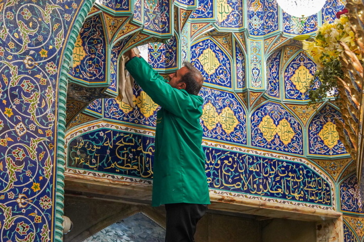 ضریح و روضه منوره حرم بانوی کرامت غبارروبی شد