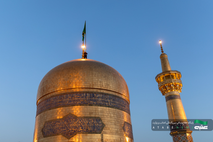 تعویض پرچم گنبد و نصب کتیبه‌های عزای امام حسن عسکری(ع) در حرم مطهر رضوی