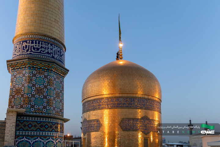 تعویض پرچم گنبد و نصب کتیبه‌های عزای امام حسن عسکری(ع) در حرم مطهر رضوی