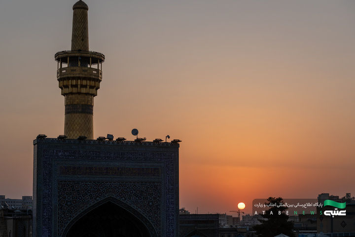 تعویض پرچم گنبد و نصب کتیبه‌های عزای امام حسن عسکری(ع) در حرم مطهر رضوی