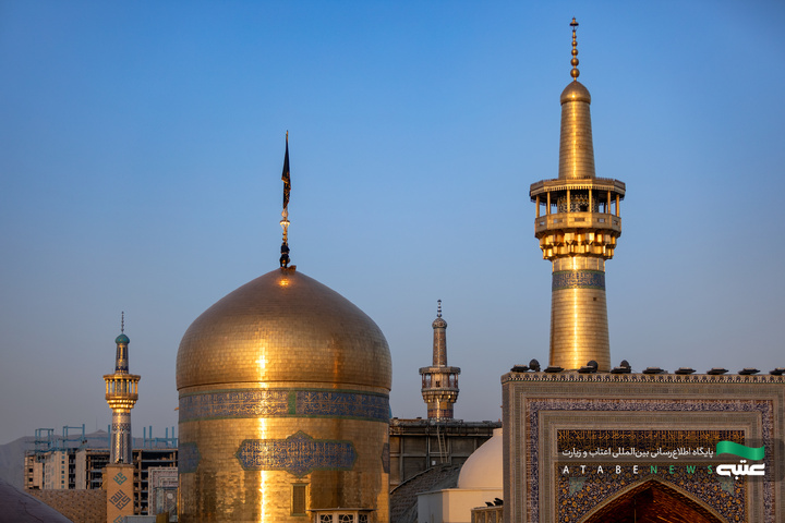 تعویض پرچم گنبد و نصب کتیبه‌های عزای امام حسن عسکری(ع) در حرم مطهر رضوی