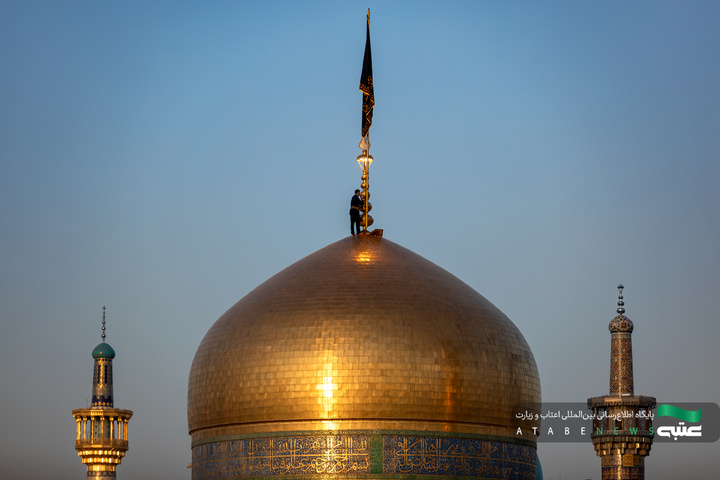 تعویض پرچم گنبد و نصب کتیبه‌های عزای امام حسن عسکری(ع) در حرم مطهر رضوی