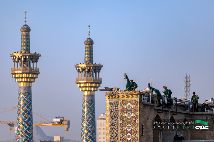 تعویض پرچم گنبد و نصب کتیبه‌های عزای امام حسن عسکری(ع) در حرم مطهر رضوی
