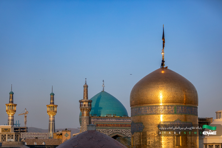تعویض پرچم گنبد و نصب کتیبه‌های عزای امام حسن عسکری(ع) در حرم مطهر رضوی