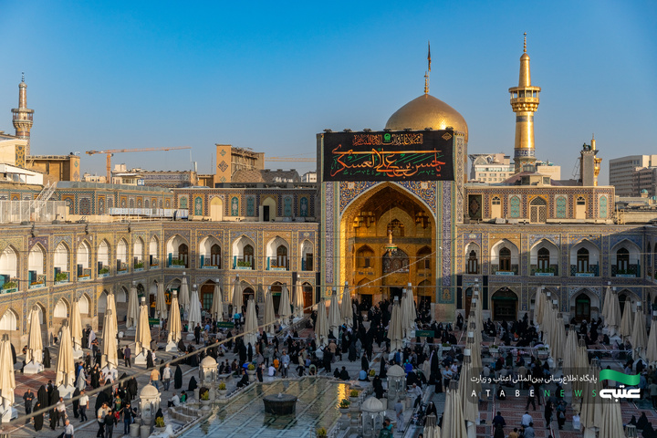 تعویض پرچم گنبد و نصب کتیبه‌های عزای امام حسن عسکری(ع) در حرم مطهر رضوی