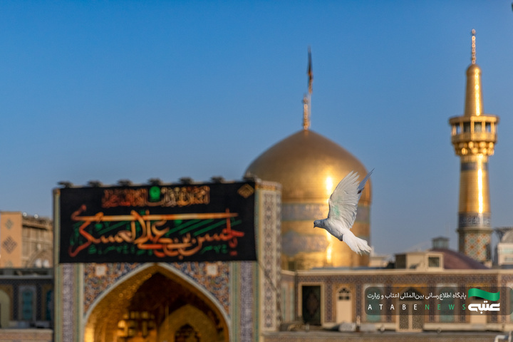 تعویض پرچم گنبد و نصب کتیبه‌های عزای امام حسن عسکری(ع) در حرم مطهر رضوی