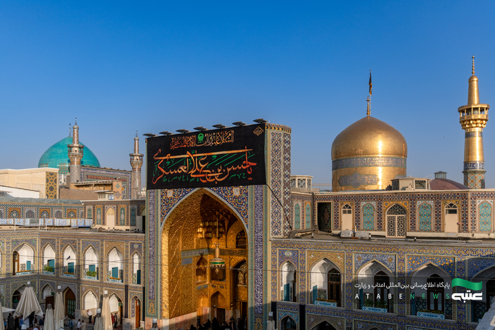 تعویض پرچم گنبد و نصب کتیبه‌های عزای امام حسن عسکری(ع) در حرم مطهر رضوی