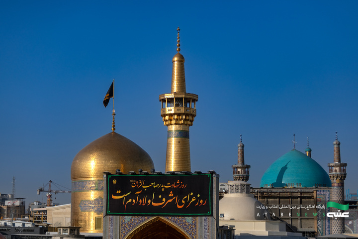 تعویض پرچم گنبد و نصب کتیبه‌های عزای امام حسن عسکری(ع) در حرم مطهر رضوی