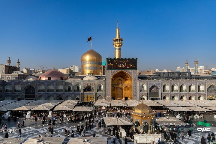 تعویض پرچم گنبد و نصب کتیبه‌های عزای امام حسن عسکری(ع) در حرم مطهر رضوی
