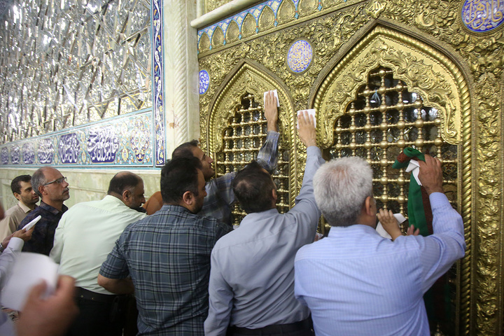 آیین غبارروبی خدمت‌گزاران زائران اربعین حسینی در حرم بانوی کرامت
