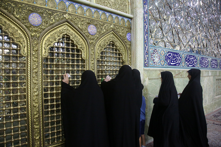 آیین غبارروبی خدمت‌گزاران زائران اربعین حسینی در حرم بانوی کرامت