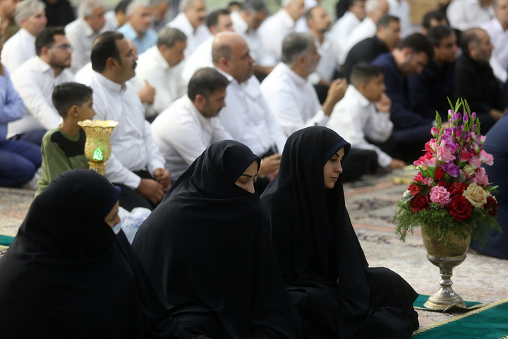 آیین غبارروبی خدمت‌گزاران زائران اربعین حسینی در حرم بانوی کرامت