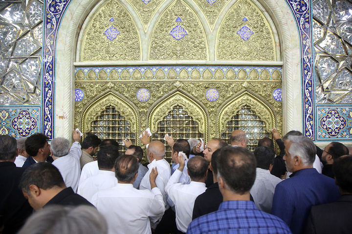 آیین غبارروبی خدمت‌گزاران زائران اربعین حسینی در حرم بانوی کرامت