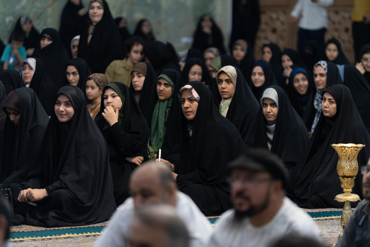 آیین غبارروبی حرم مطهر بانوی کرامت با حضور خبرنگاران قم