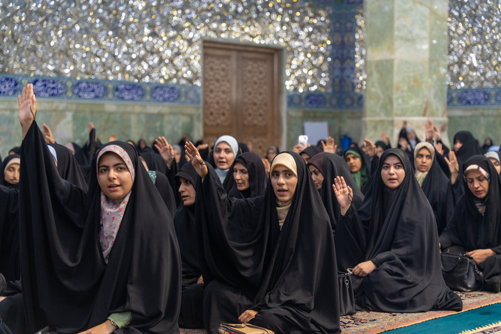 آیین غبارروبی حرم مطهر بانوی کرامت با حضور خبرنگاران قم