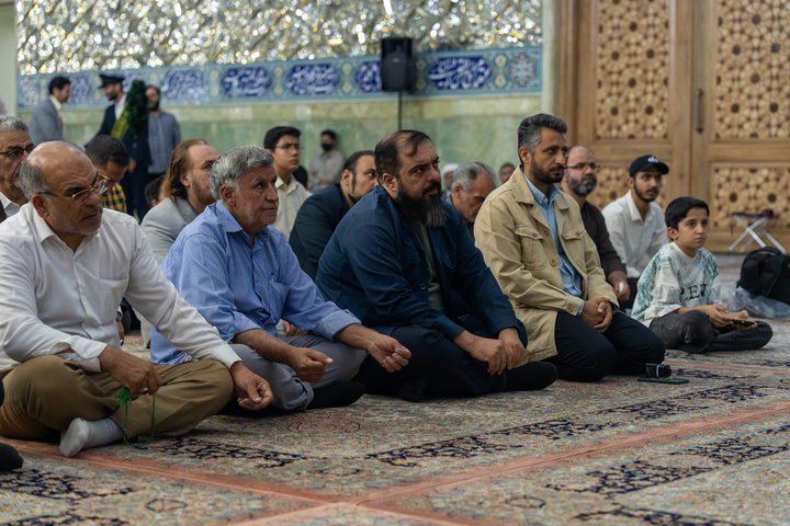 آیین غبارروبی حرم مطهر بانوی کرامت با حضور خبرنگاران قم