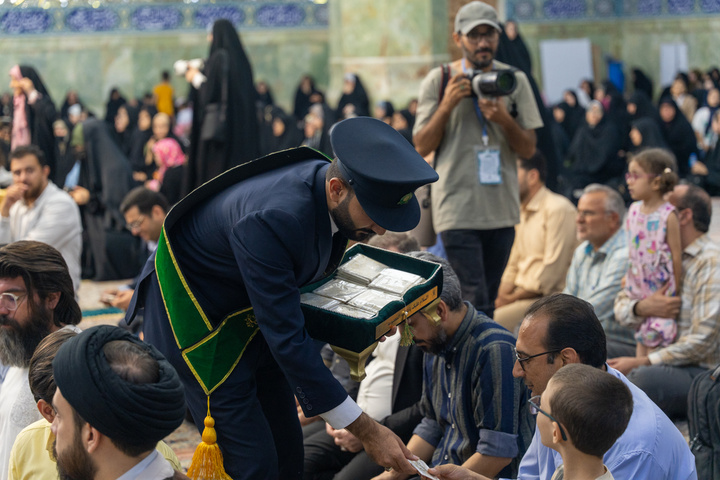 آیین غبارروبی حرم مطهر بانوی کرامت با حضور خبرنگاران قم