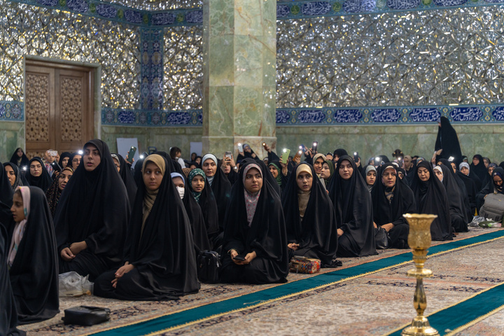 آیین غبارروبی حرم مطهر بانوی کرامت با حضور خبرنگاران قم