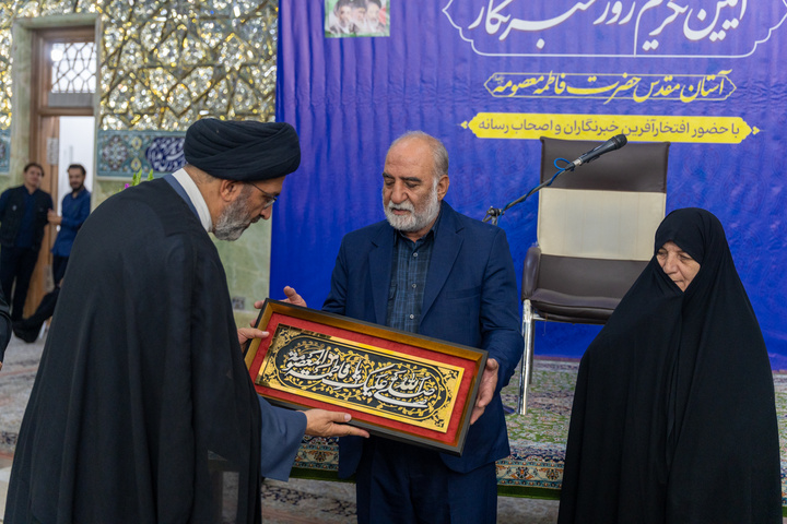 آیین غبارروبی حرم مطهر بانوی کرامت با حضور خبرنگاران قم