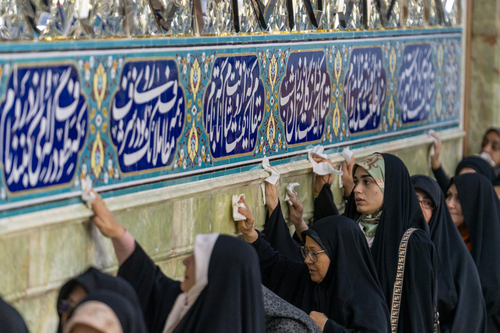 آیین غبارروبی حرم مطهر بانوی کرامت با حضور خبرنگاران قم