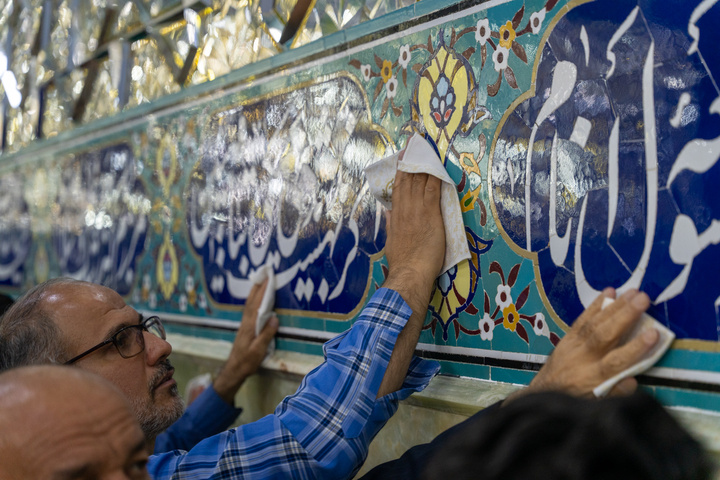 آیین غبارروبی حرم مطهر بانوی کرامت با حضور خبرنگاران قم