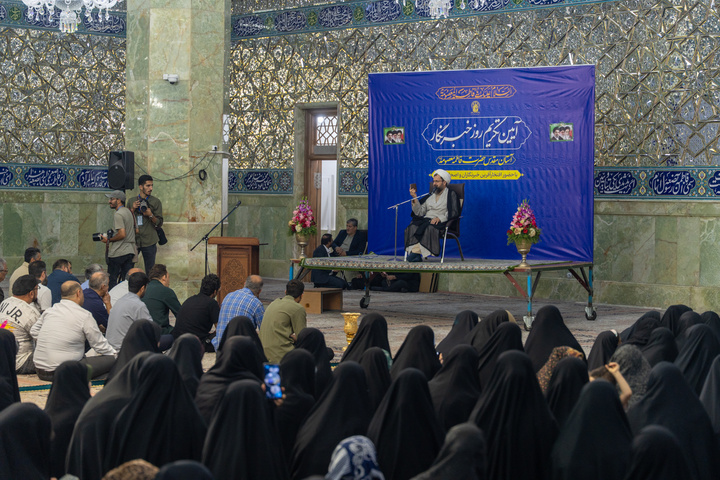 آیین غبارروبی حرم مطهر بانوی کرامت با حضور خبرنگاران قم