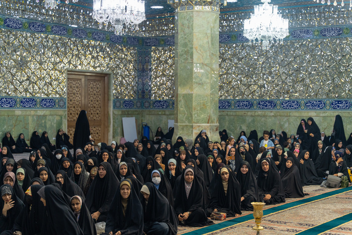 آیین غبارروبی حرم مطهر بانوی کرامت با حضور خبرنگاران قم