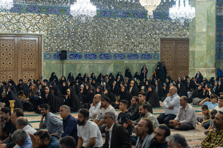 آیین غبارروبی حرم مطهر بانوی کرامت با حضور خبرنگاران قم