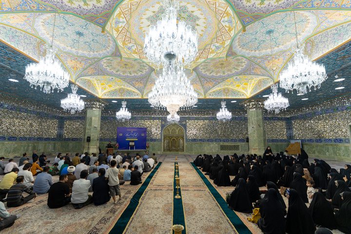 آیین غبارروبی حرم مطهر بانوی کرامت با حضور خبرنگاران قم