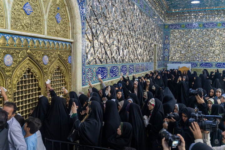 آیین غبارروبی حرم مطهر بانوی کرامت با حضور خبرنگاران قم
